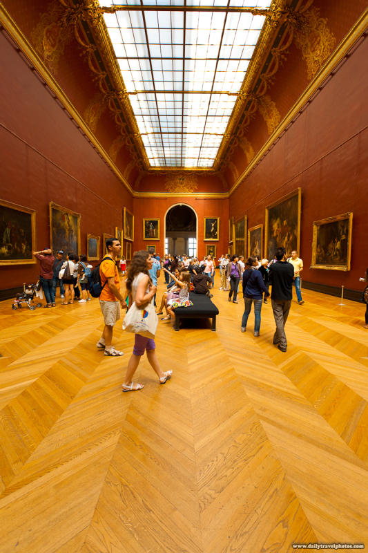 110804_louvre_paintings_building_inside_red_crowd_IMG_1154-1